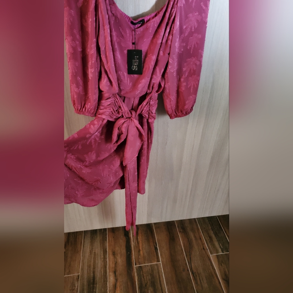 Pink dress with puffed sleeves